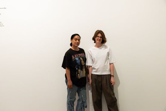 Foto: Stephanie Comilang und Anne Bitterwolf stehen nebeneinander vor einer weißen Wand.