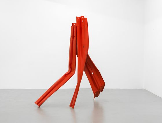 Bettina Pousttchi, A3, 2019, Leitplanken, Stahl / crash barriers, steel, 221 (h) x 204 x 94 cm / 87 (h) x 80¼ x 37 in, Courtesy Buchmann Galerie und die Künstlerin, Foto: © Michael Schultze