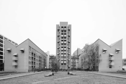 Berliner Architekturen der 1980er Jahre - Audiowalk Route 1, Charlottenstraße 96–98: Wohnbebauung mit Atelierturm, John Hejduk, Moritz Müller, Foto: © Ludger Paffrath Berliner Architekturen der 1980er Jahre - Audiowalk Route 1, Charlottenstraße 96–98: Wohnbebauung mit Atelierturm, John Hejduk, Moritz Müller, Foto: © Ludger Paffrath
