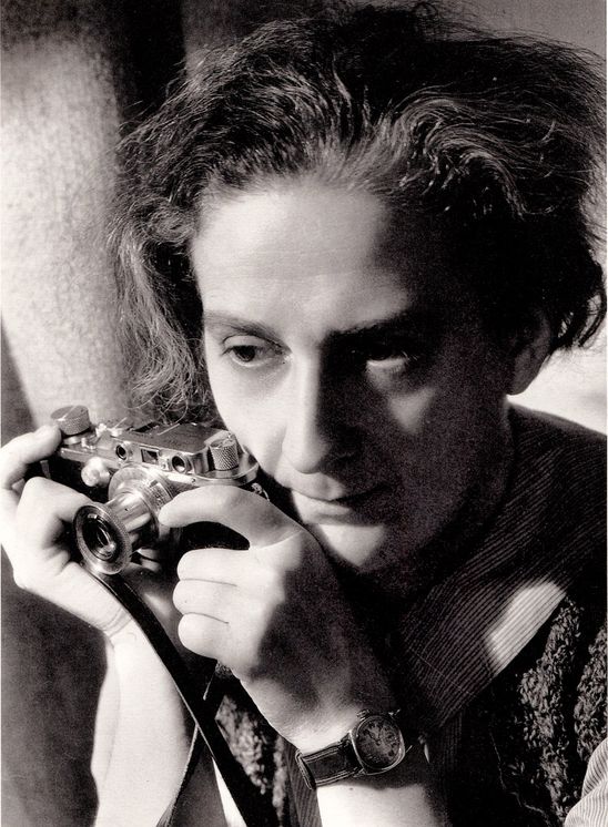 Schwarz-Weiß Fotografie: Lotte Jacobi fotografiert von ihrer Schwester Ruth Jacobi, New York 1935