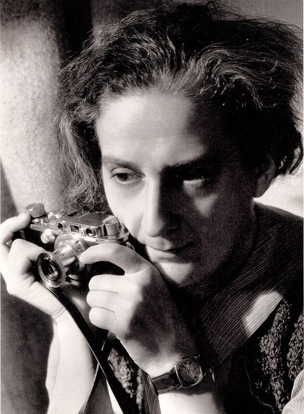 Schwarz-Weiß Fotografie: Lotte Jacobi fotografiert von ihrer Schwester Ruth Jacobi, New York 1935