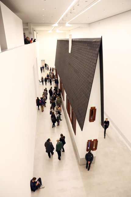 Eröffnung "Erwin Wurm. Bei Mutti" und "Visionäre der Moderne. Paul Scheerbart, Bruno Taut, Paul Goesch" in der Berlinischen Galerie, 14.4.2016, Foto: Amin Akhtar Eröffnung "Erwin Wurm. Bei Mutti" und "Visionäre der Moderne. Paul Scheerbart, Bruno Taut, Paul Goesch" in der Berlinischen Galerie, 14.4.2016, Foto: Amin Akhtar