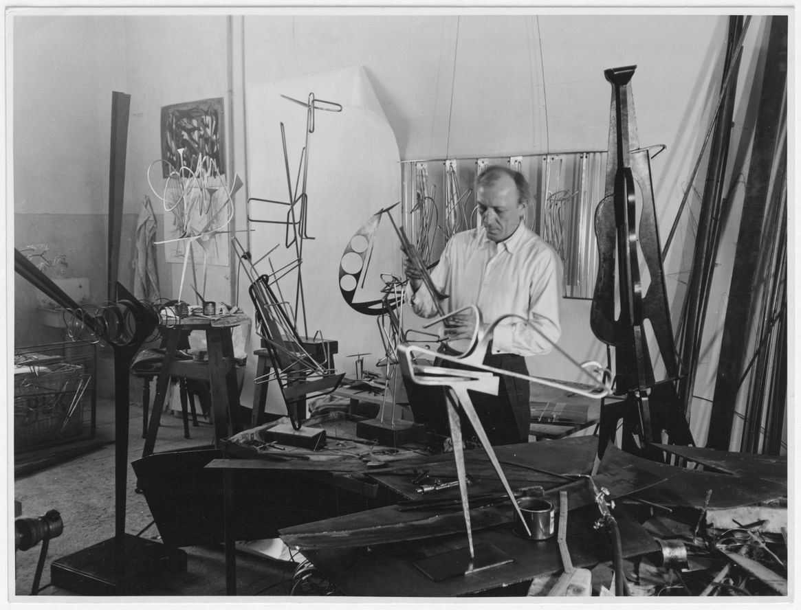 Ewald Gnilka, Hans Uhlmann in seinem Atelier, um 1954 © Rechtsnachfolger*innen Ewald Gnilka; für die Werke von Hans Uhlmann: © VG Bild-Kunst, Bonn 2024