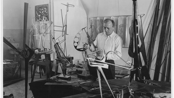 Ewald Gnilka, Hans Uhlmann in seinem Atelier, um 1954 © Rechtsnachfolger*innen Ewald Gnilka; für die Werke von Hans Uhlmann: © VG Bild-Kunst, Bonn 2024