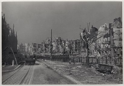 Georgij Petrusssow, Ruinen, Berlin Mai 1945, Anfang Mai 1945, © Alex Lachmann, Repro: Anja-Elisabeth Witte Georgij Petrusssow, Ruinen, Berlin Mai 1945, Anfang Mai 1945