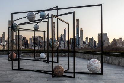 Alicja Kwade, The Roof Garden Commission: Alicja Kwade, ParaPivot. Installation view, The Metropolitan Museum of Art, 2019, Foto: © Hyla Skopitz Alicja Kwade, The Roof Garden Commission: Alicja Kwade, ParaPivot. Installation view, The Metropolitan Museum of Art, 2019, Foto: © Hyla Skopitz