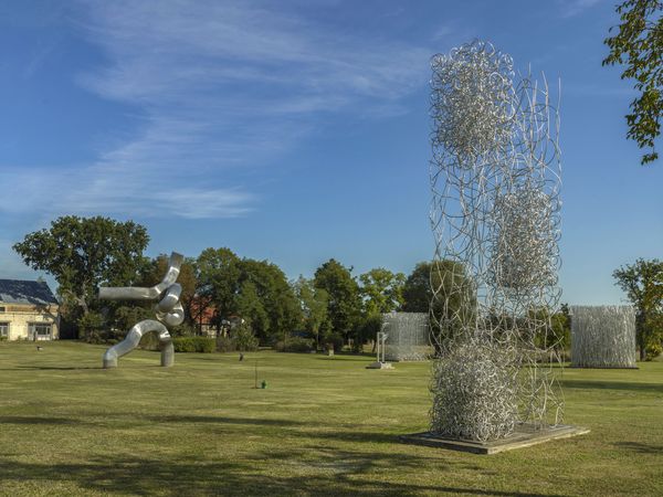 Brigitte und Martin Matschinsky-Denninghoff: Trion, 1993 (links), Zweiheit, 2002 (rechts vorne), Schönfeld, Skulpturenpark