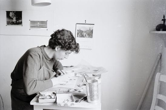 Brigitte Meier-Denninghoff, Brigitte Meier-Denninghoff in ihrer Wohnung in Darmstadt 1954, Foto: © Martin Matschinsky