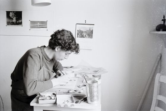 Brigitte Meier-Denninghoff, Brigitte Meier-Denninghoff in her apartment in Darmstadt, 1954, Photo: © Martin Matschinsky