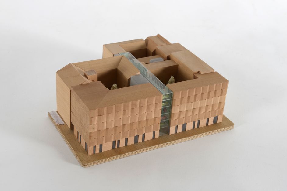 Architekturmodell von Léon Wohlhage Wernik Architekten, Holz, Plexiglas, Kunststoff, 6 x 17 x 13,5 cm