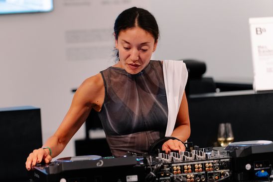 Foto: Marylou am DJ-Pult im Foyer der Berlinischen Galerie