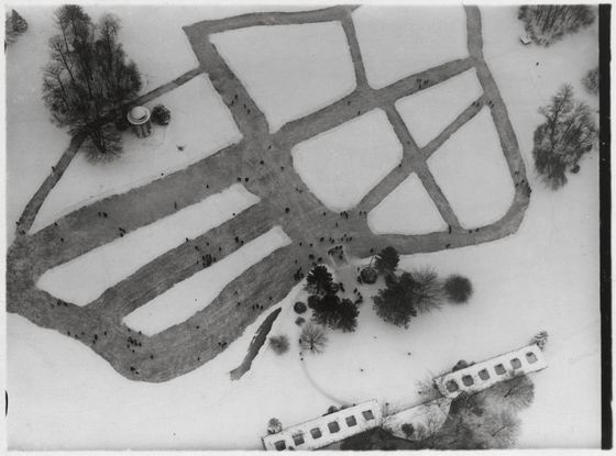 Robert Petschow, Eisbahn auf Schlossteich, um 1930