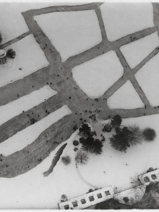 Robert Petschow, Eisbahn auf Schlossteich, um 1930