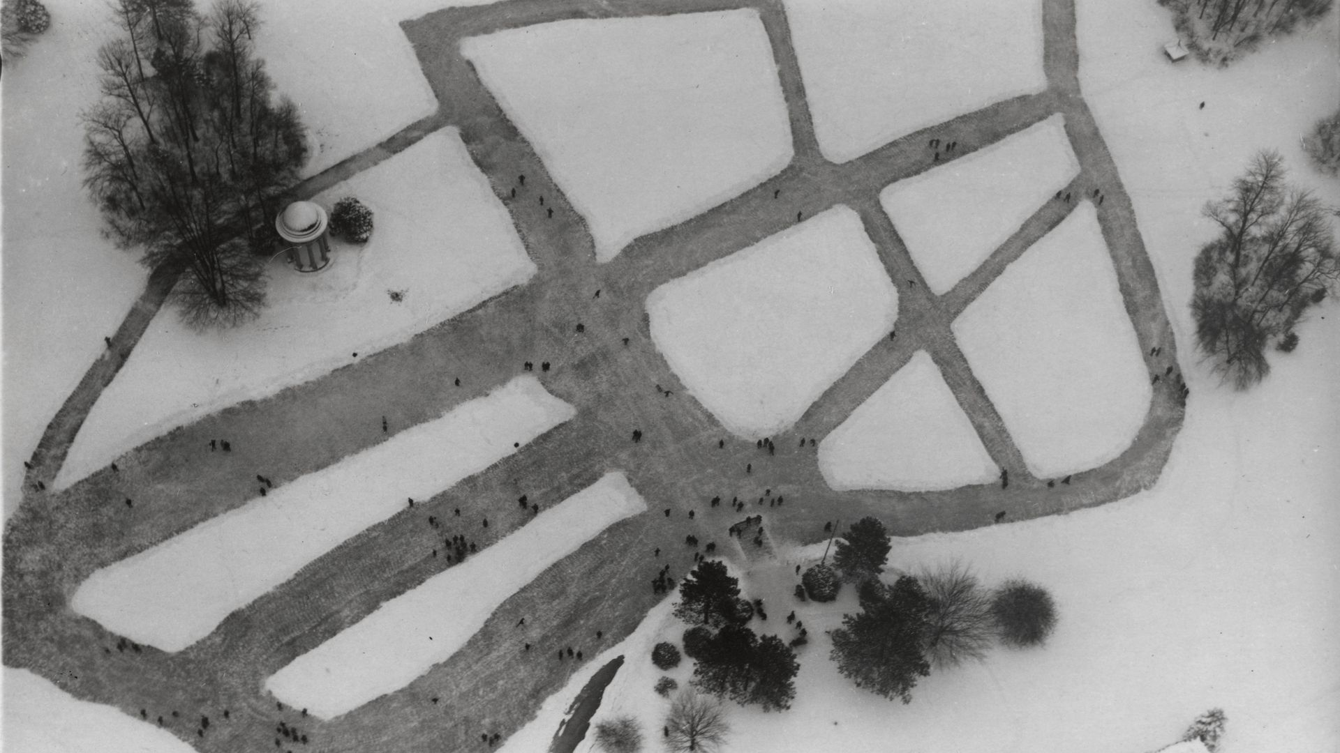 Robert Petschow, Eisbahn auf Schlossteich, um 1930