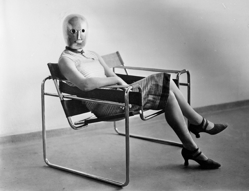 Sitzende mit Bühnenmaske von Oskar Schlemmer im Stahlrohrsessel von Marcel Breuer, Foto: Erich Consemüller, um 1926, Bauhaus-Archiv Berlin, © Dr. Stephan Consemüller Sitzende mit Bühnenmaske von Oskar Schlemmer im Stahlrohrsessel von Marcel Breuer, Foto: Erich Consemüller, um 1926, Bauhaus-Archiv Berlin, © Dr. Stephan Consemüller