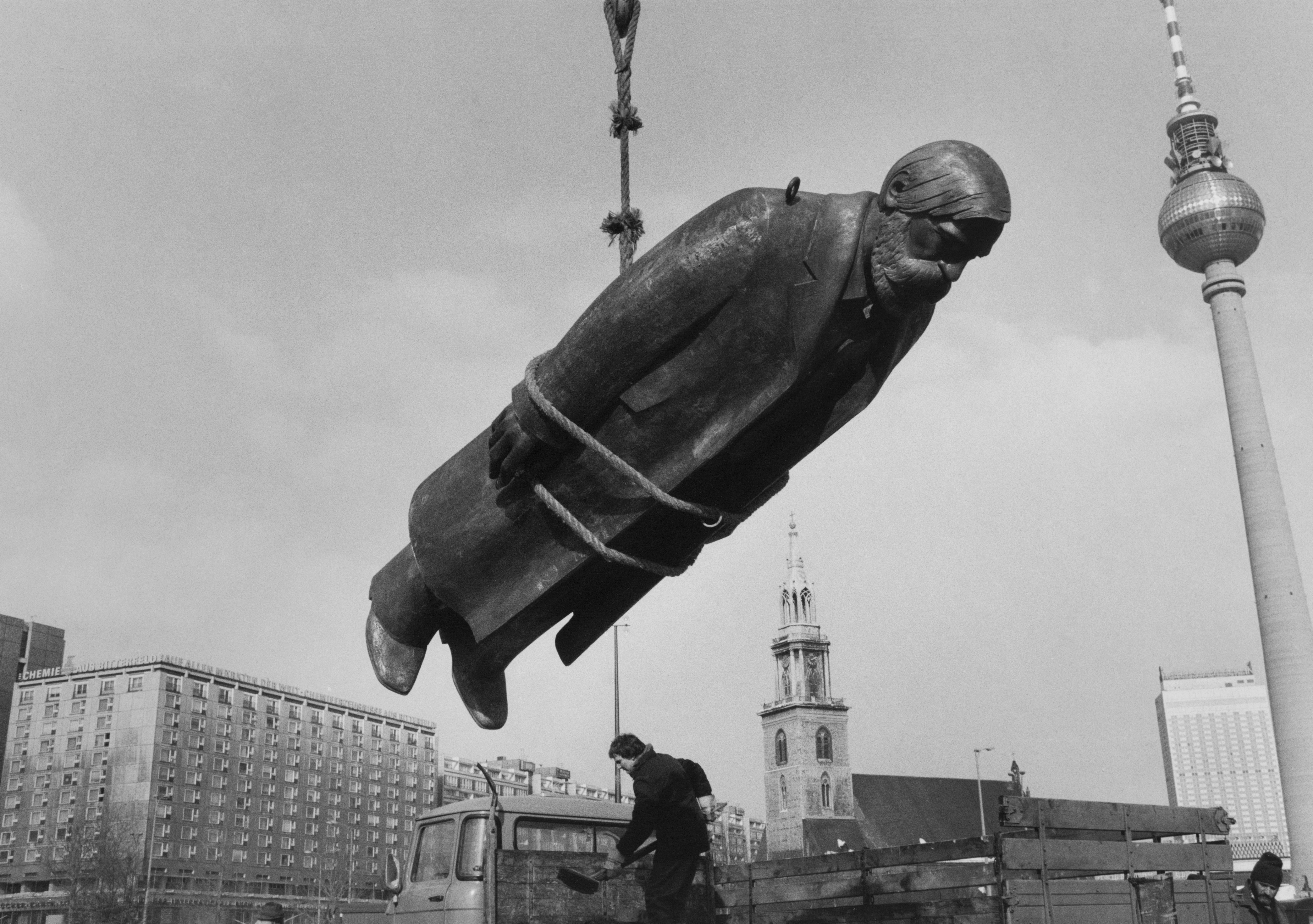 Sibylle Bergemann, Das Denkmal, Berlin, Februar 1986 Sibylle Bergemann, Das Denkmal, Berlin, Februar 1986