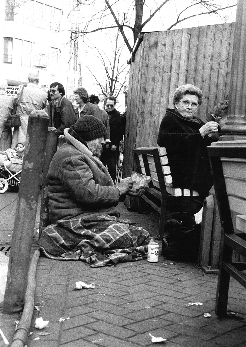 Karin Powser, Betuchte ältere Dame geniest eine Bratwurst und der Obdachlose muss schmachten, 1986-1988