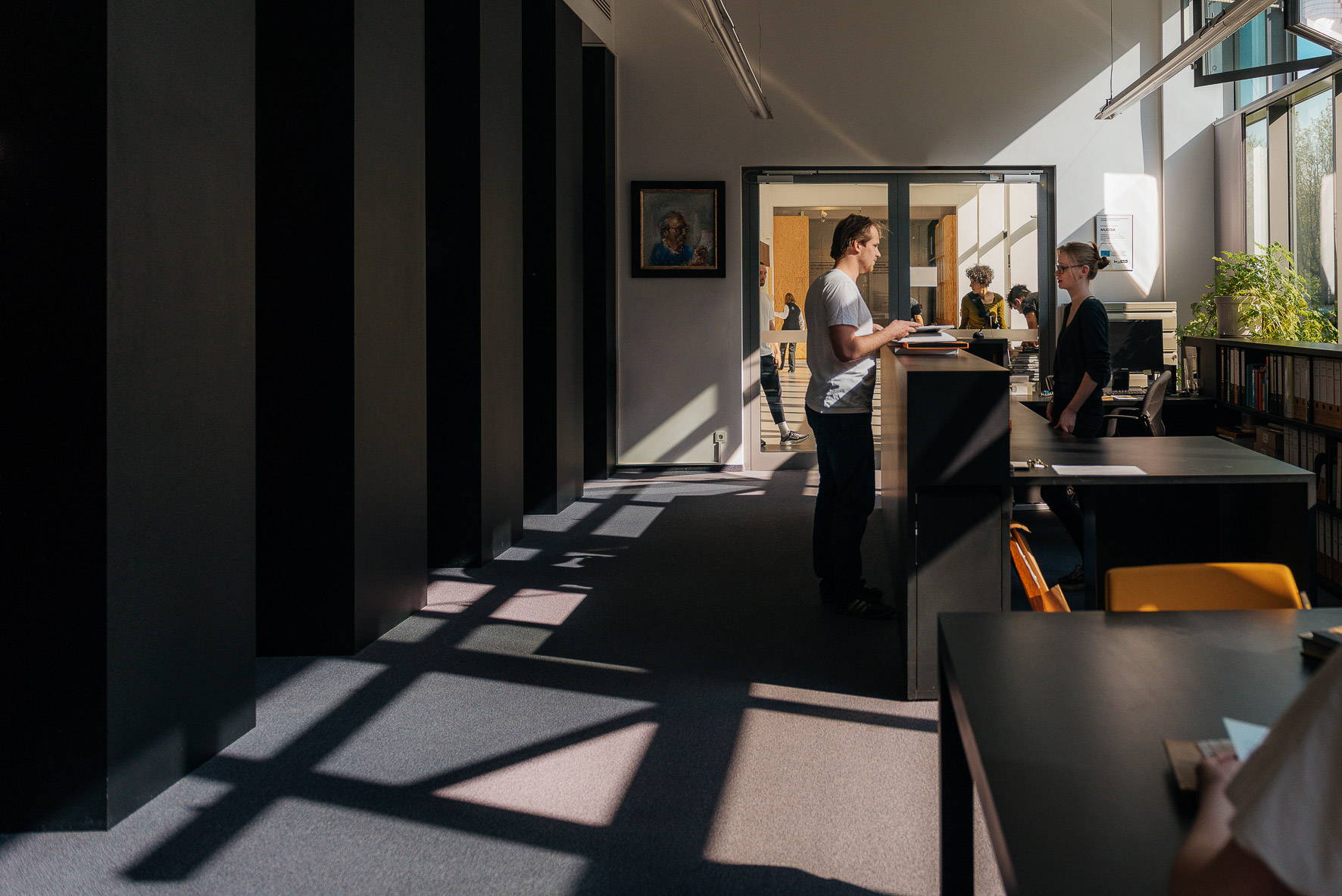 Foto: Besucher am Tresen der Bibliothek.