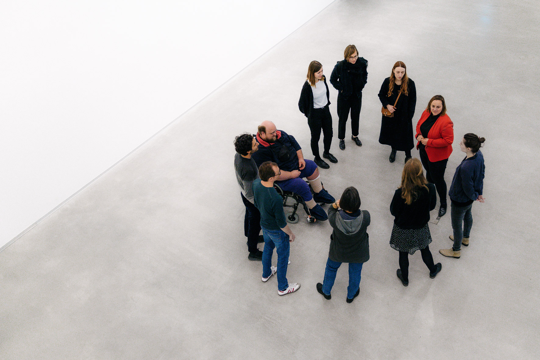 Berlinische-Galerie-Museum-Berlin-Kunst-Vermittlung Foto: Bei einer Führung sind Menschen mit und ohne Rollstuhl in einem Kreis versammelt.