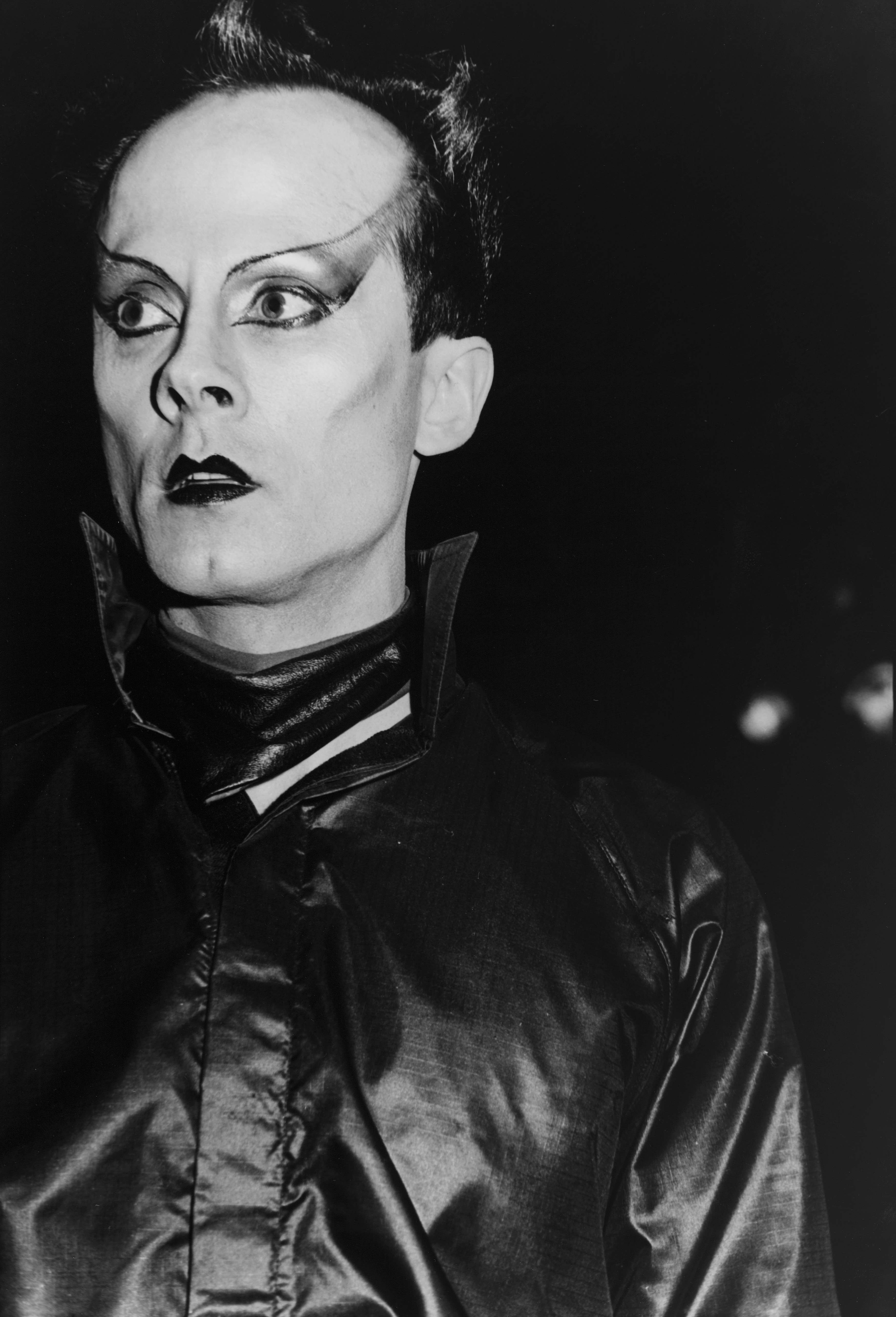 Eine Fotografie, die den Künstler Klaus Nomi mit geschminktem Gesicht (Drag) zeigt